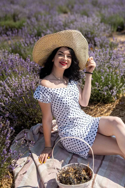 Mujer Joven Moda Sombrero Posando Campo Lavanda —  Fotos de Stock