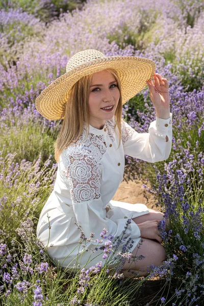 Portrait Young Lady Hat Sitting Lavender Field — ストック写真