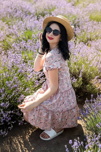 Portrait Young Lady Hat Sitting Lavender Field — Stock fotografie