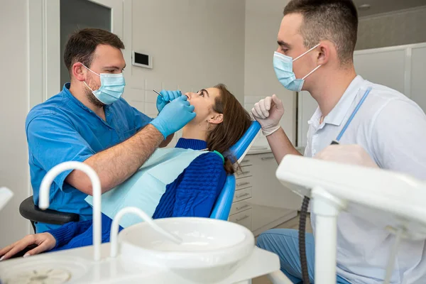 Dentista Asistente Máscara Trata Paciente Dientes Femeninos Consultorio Dental Estomatología — Foto de Stock