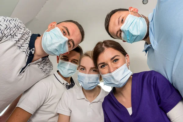 Group Dentists Holding Medical Instruments Stant Circle Meeting Patient Hospital — Stockfoto