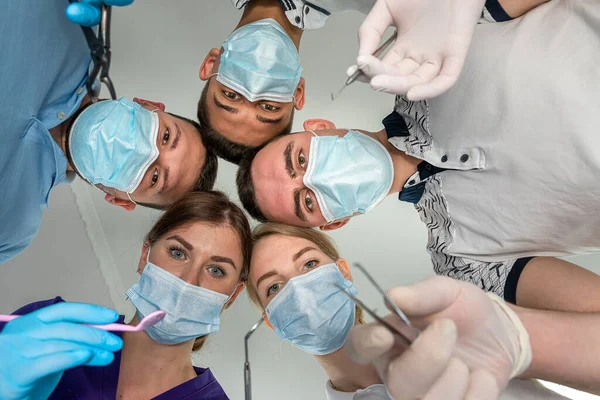 Group Dentists Holding Medical Instruments Stant Circle Meeting Patient Hospital — Stockfoto