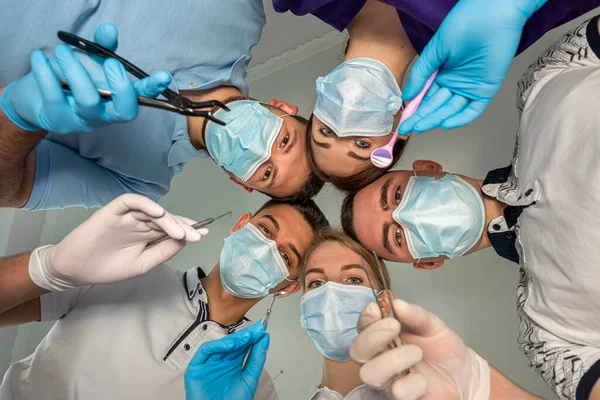 Grupo Dentistas Caucasianos Assistentes Consultório Médico Profissão Profissional — Fotografia de Stock