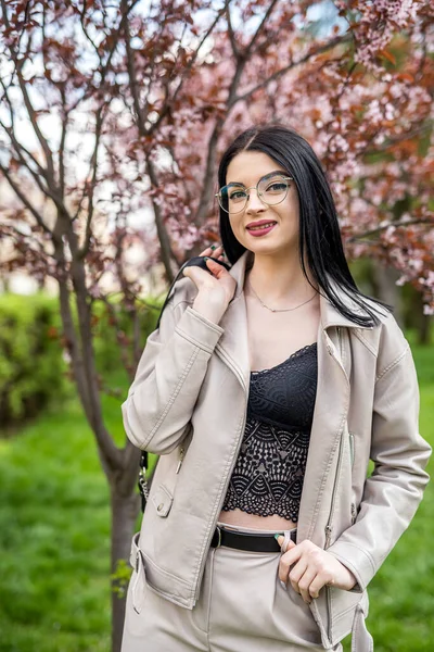 Fashion Pretty Girl Posing Blooming Tree Branches Spring Lifestyle — Stock Fotó