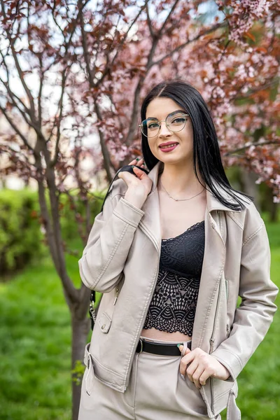 Fashion Pretty Girl Posing Blooming Tree Branches Spring Lifestyle — Stockfoto