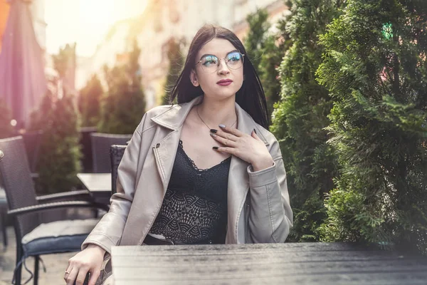 Stylish Young Woman Sitting Empty Table Waiting Her Coffee Rest — Fotografia de Stock