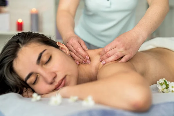 Pretty Woman Receive Restorative Massage Her Back Spa Salon Beauty — Stockfoto