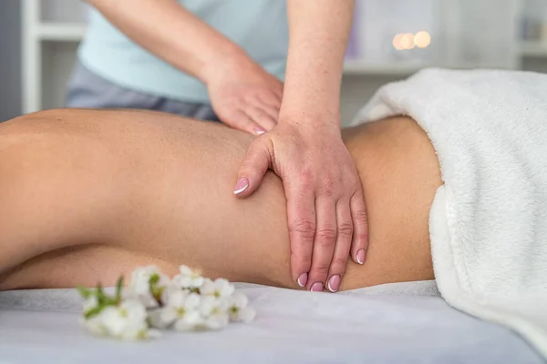Beautiful Woman Lies Table Getting Spa Therapy Procedure Her Back — Stockfoto