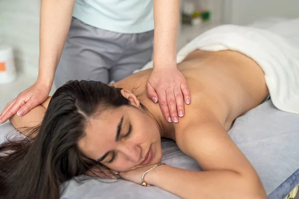 Therapist Performs Professional Hand Massage Back Shoulders Young Beautiful Woman — Foto Stock