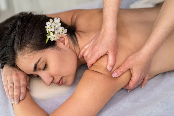 Young Woman Having Back Massage Spa Salon Therapeutic Procedure Concept — Stockfoto