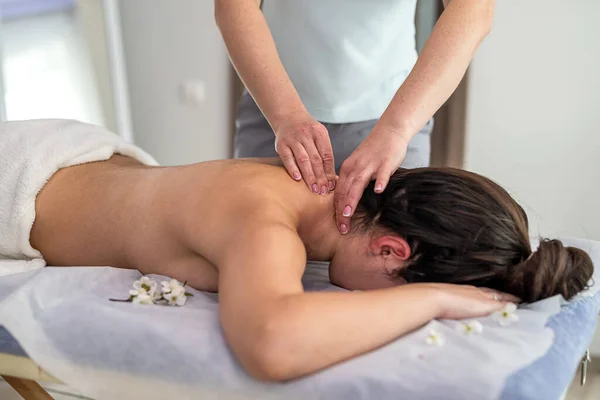 Beautiful Woman Spa Salon Concept Traditional Massage Therapy — 图库照片