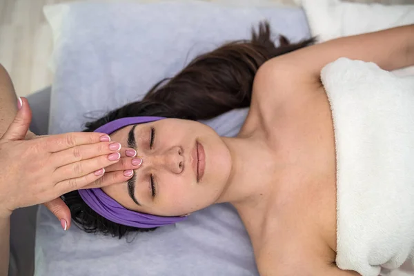 Masseuse Hands Doing Relax Massaging Female Face Spa Salon Treatment — Photo
