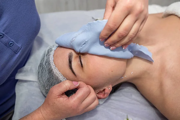 Beautician Removes Blue Alginate Mask Girl Face Spa Concept Cleansing — Foto Stock