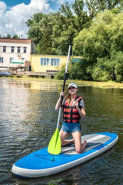 Experienced Athlete Vest Rides Water Board Sap Lake Sunny Beautiful — Fotografia de Stock