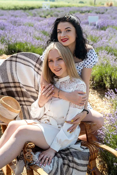 Two Happy Young Women Posing Lavender Field Sunset —  Fotos de Stock