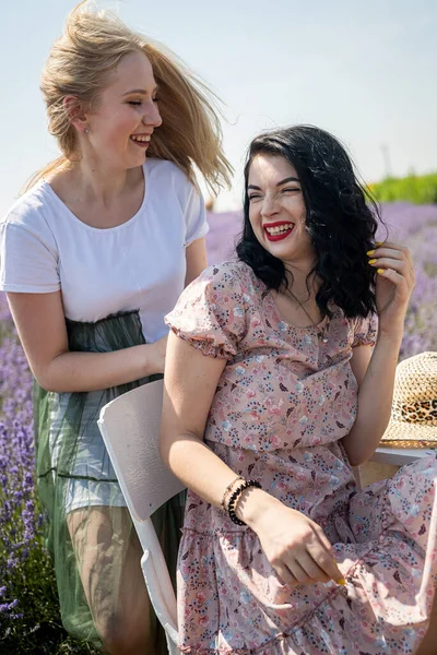 Two Girlfriends Have Good Time Lavender Field Summer Time — Stock fotografie