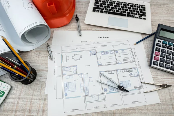 Masasında kask ve iş aletleri olan ev projesi planı. endüstriyel kavram