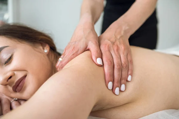 Therapist Doing Relax Massage Female Body Spa Salon Health Procedure — Foto Stock