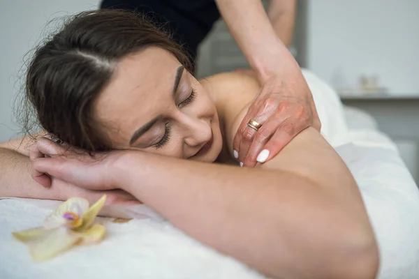 Close Female Masseur Doing Curative Healing Massage Female Client Shoulder — Foto Stock