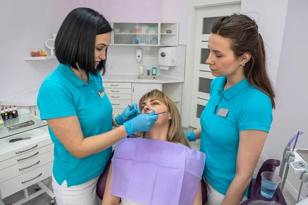 Female Dentist Shows Girl Trainee How Properly Examine Oral Cavity — Stok fotoğraf
