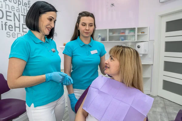 Dentist Patient Have Communicative Conversation Smile Office Concept Dialogue Doctor — Stok fotoğraf