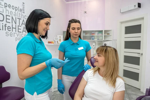 Dentist Woman Her Assistant Examine Female Patient Dental Problems Dental —  Fotos de Stock