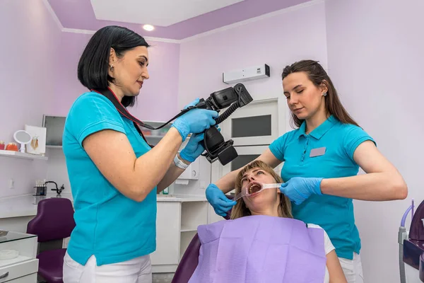 Dentist His Assistant Special Clothes Take Photos Patient Teeth Dental — Stok fotoğraf