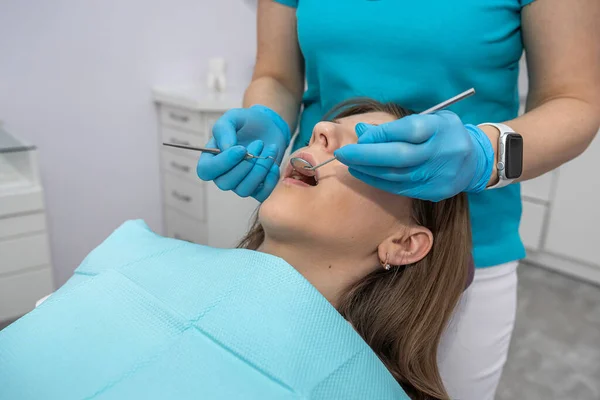 Woman Dentist Her Assistant Special Clothes Examine Teeth Woman Who — Stok fotoğraf