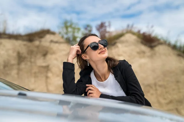 Junges Hübsches Mädchen Posiert Während Eines Sommerausflugs Neben Dem Auto — Stockfoto