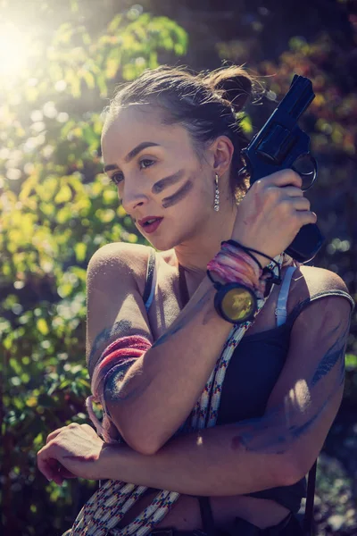 Retrato Cazadora Camiseta Corta Con Pistola Mirando Hacia Otro Lado — Foto de Stock
