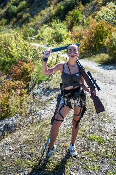 Fêmea Caçadora Cima Usando Arma Rifle Natureza Livre — Fotografia de Stock