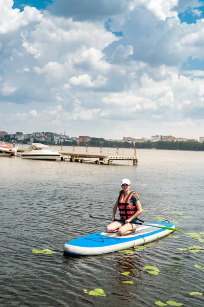 Mujer Descanso Las Tablas Paddle Una Bahía Lago Ciudad Perfecto — Foto de Stock
