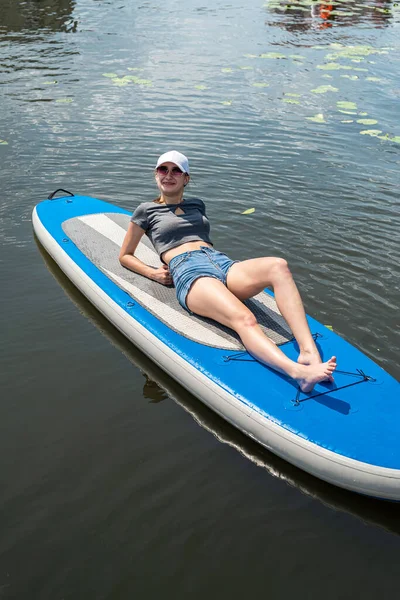 Smiling Woman Sitting Sup Board Paddle Resting Sunbathing Nature — Stockfoto
