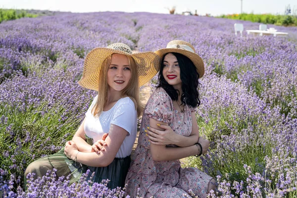 Happy Friends Posing Together Lavender Flowers Big Field — Stock fotografie