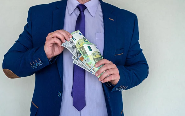 Hombre Negocios Traje Con Billete Euro Dólar Para Tipo Cambio — Foto de Stock