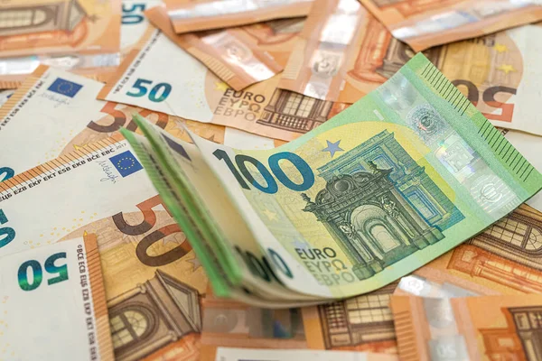 Nouveaux Billets Orange Euros Sont Dispersés Sur Table Sur Eux — Photo