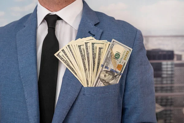 現金を持っている正式なビジネスマンの金持ち 裕福で自信のある男とドル紙幣 — ストック写真