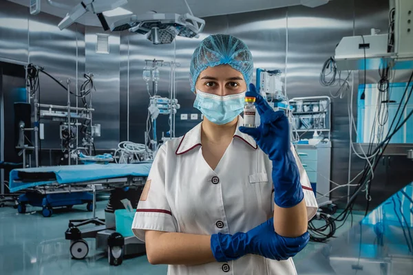 Ärztin Weißer Uniform Mit Schutzmaske Und Handschuhen Bereitet Sich Auf — Stockfoto