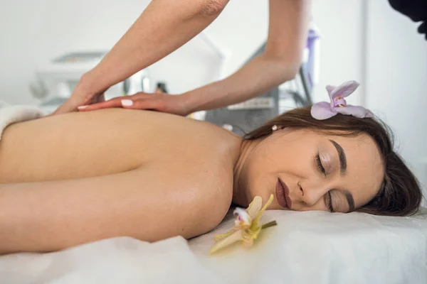Masseuse Hands Working Massaging Back Young Beautiful Woman Client Spa — Stockfoto