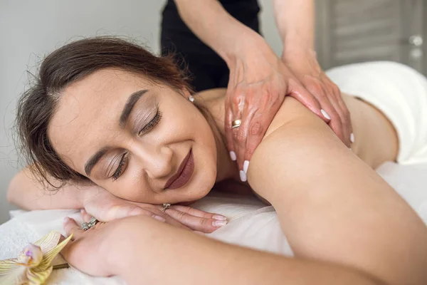 Female Client Getting Physiotherapy Masseuse Shoulder Back Spa Beauty Salon — Foto Stock