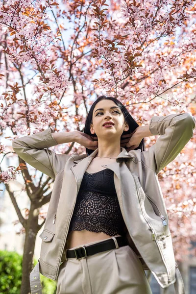 Pretty Young Woman Posing Blooming Cherry Spring Garden Perfect Day — Foto Stock