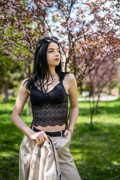 Pretty Young Woman Posing Blooming Cherry Spring Garden Perfect Day — Stockfoto
