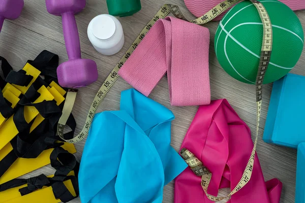 Egzersiz sırasında ihtiyaç duyulan spor malzemelerini eğitmeden önce fitness antrenörü hazırlandı. Spor malzemeleri konsepti.