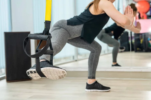 Fitness Trainer Shows Gym Gym Muscle Exercises Body Exercise Concept — Fotografia de Stock