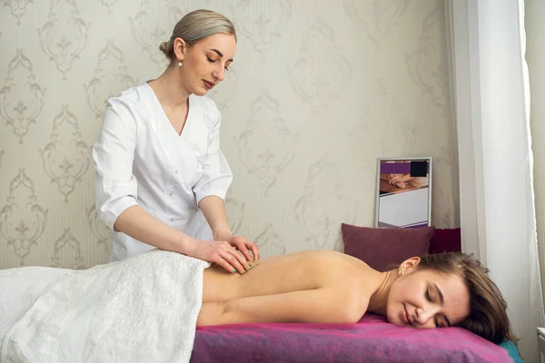 Portrait Professional Female Masseuse Doing Therapeutic Massage Her Client Clinic — 图库照片