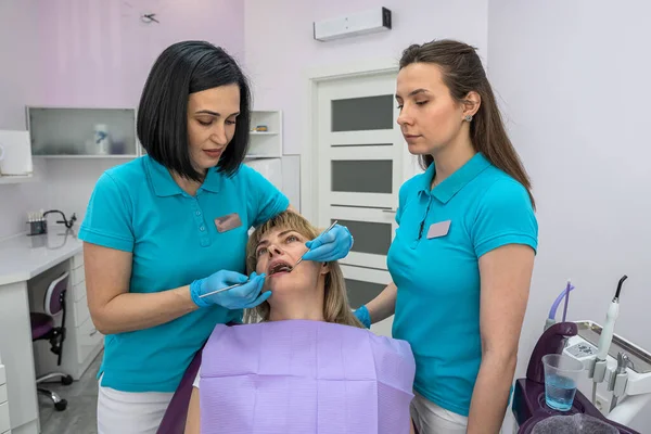 Woman Dentist Her Assistant Special Clothes Examine Teeth Woman Who — Fotografia de Stock