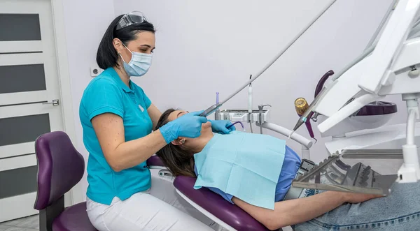 Dentist Special Form Examines Teeth Young Patient Dental Chair Concept — Foto de Stock