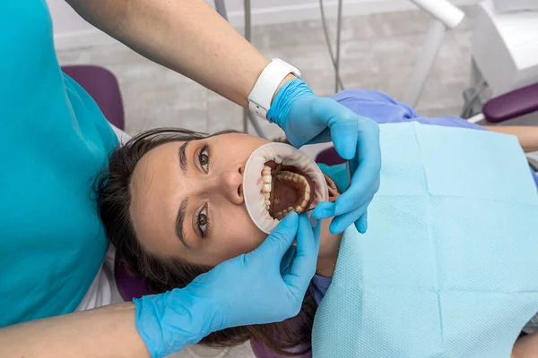 Ορθοδοντικός Χρησιμοποιεί Ενδοστοματικό Σαρωτή Για Σκανάρει Δόντια Του Ασθενούς Έννοια — Φωτογραφία Αρχείου