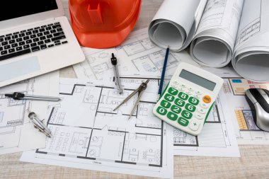 Miğfer, pusula, kalem, kırsal ve hesap makineli evin mimari projesi. endüstriyel kavram