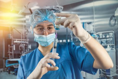 Coronavirus covid 19 aşısı yapmaya hazırlanan güzel hemşirenin portresi. İlaç tedavisi kavramı.